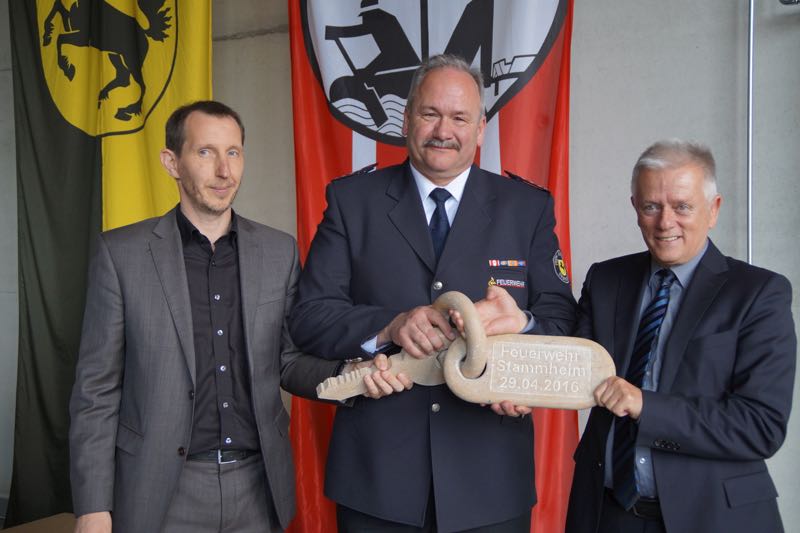 Architekt Martin Wypior, Christian Frey, Abteilungskommandant der Feuerwehr Stammheim, und OB Fritz Kuhn haben das neue Feuerwehrhaus in Stammheim eingeweiht.